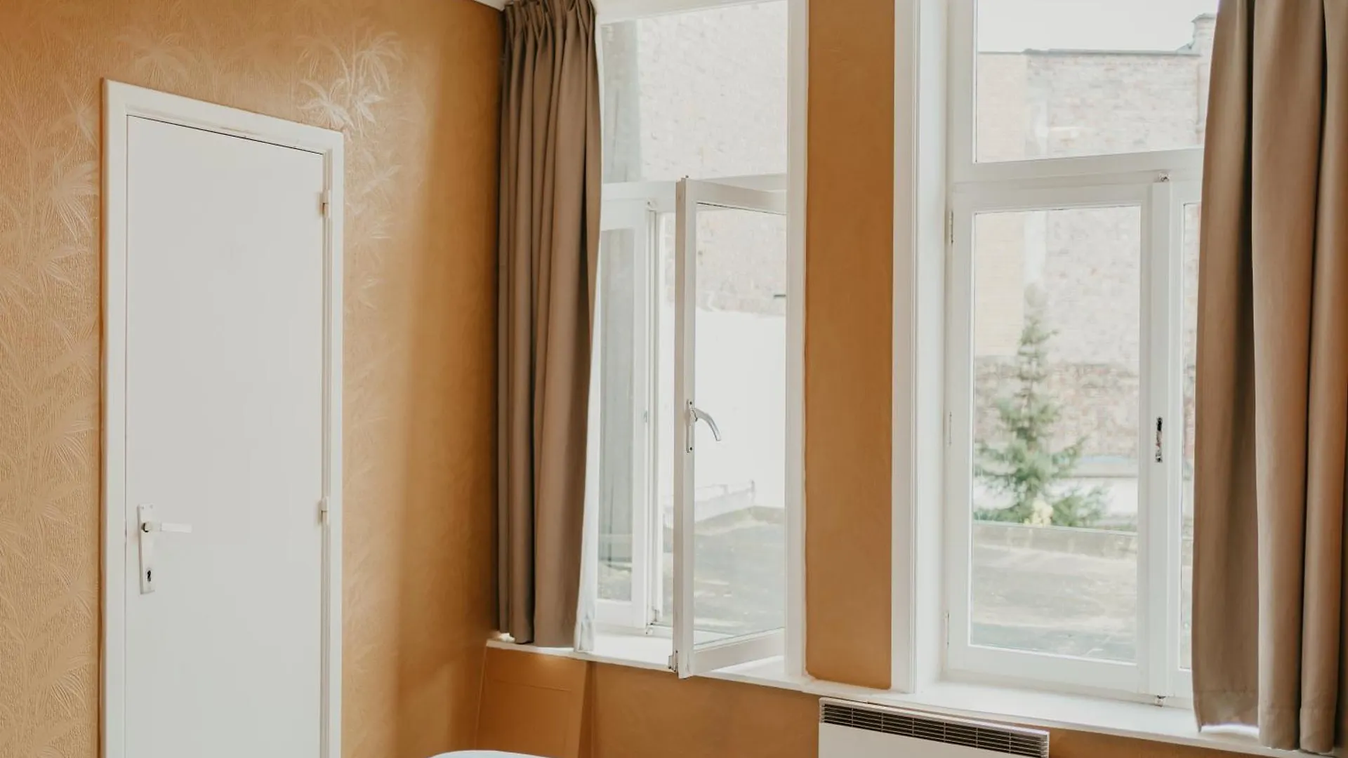 **  Hotel Cavalier Brujas Bélgica